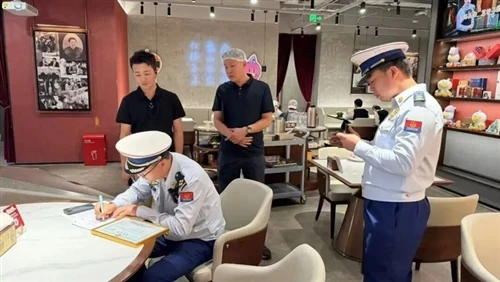 Les pompiers de Pékin effectuent des inspections-en dehors des heures d'ouverture et à l'improvis...