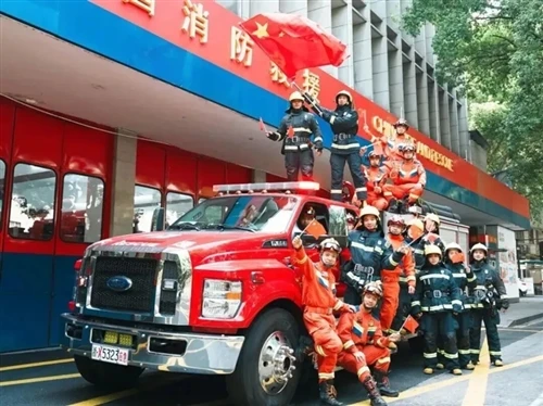 Les activités colorées des pompiers de Hangzhou ont brossé un tableau magnifique de la fête natio...